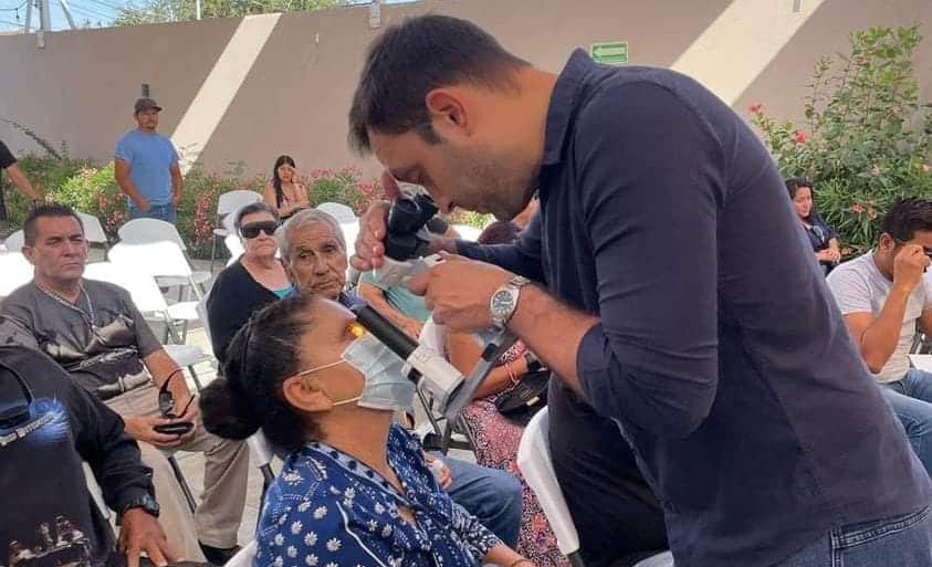 Oftalmólogo en revisión un una mujer en su ojo derecho