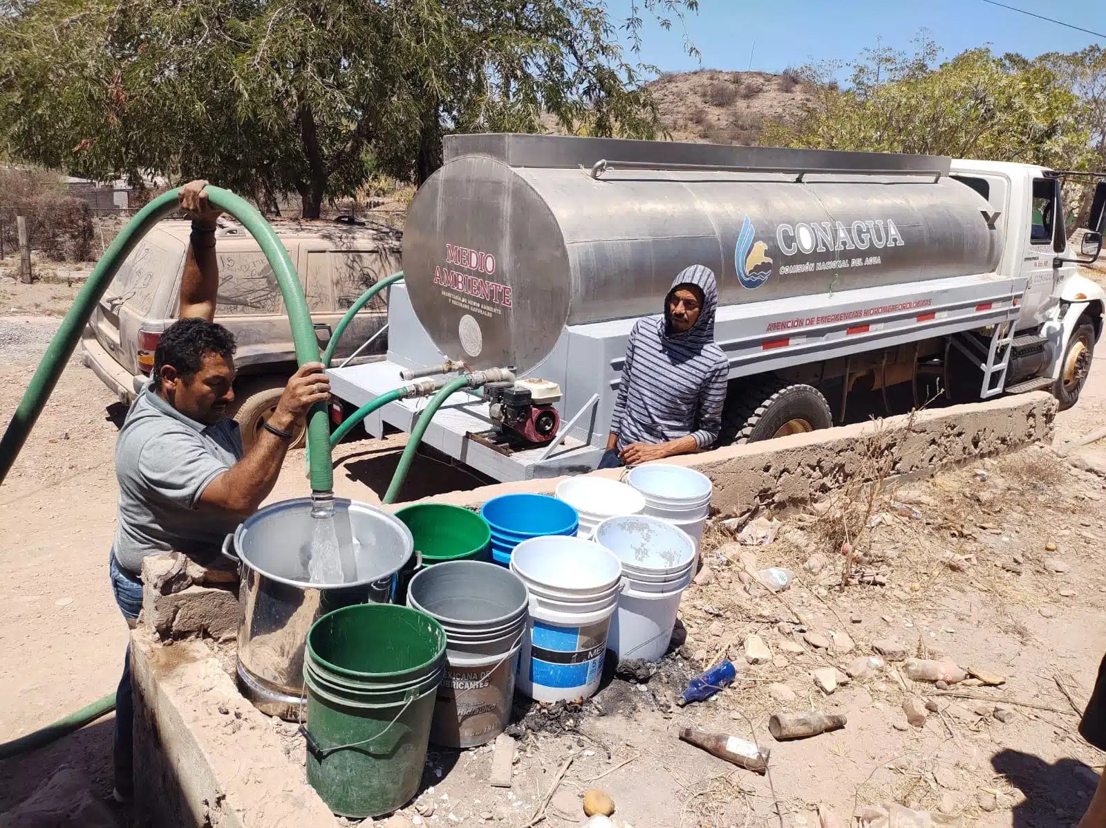 Personal de Conagua lleva piapas de agua para comunidades