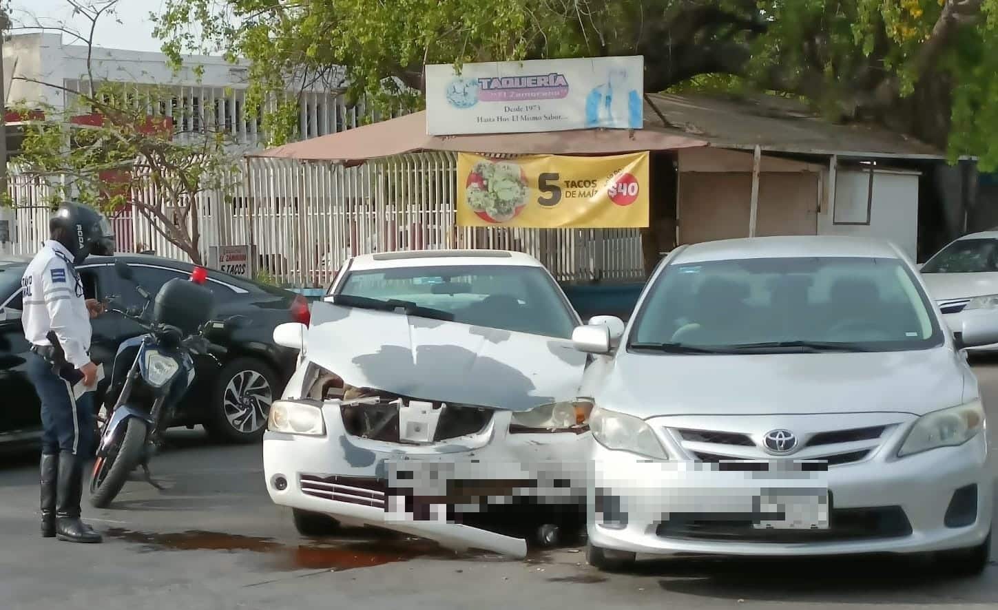 Dos vehículos colisionados en calle de Los Mochis