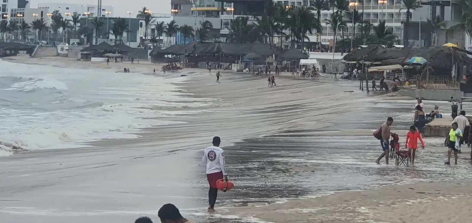 Oleaje alto continua en playas de Mazatlán