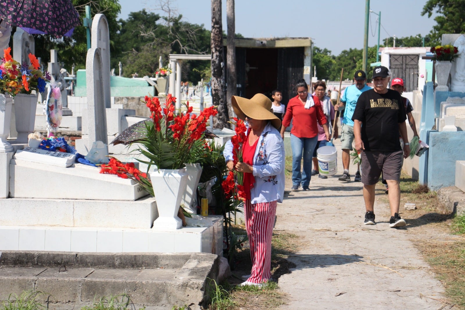 Prohíben acceso de alcohol y armas punzocortantes a panteones en Mazatlán