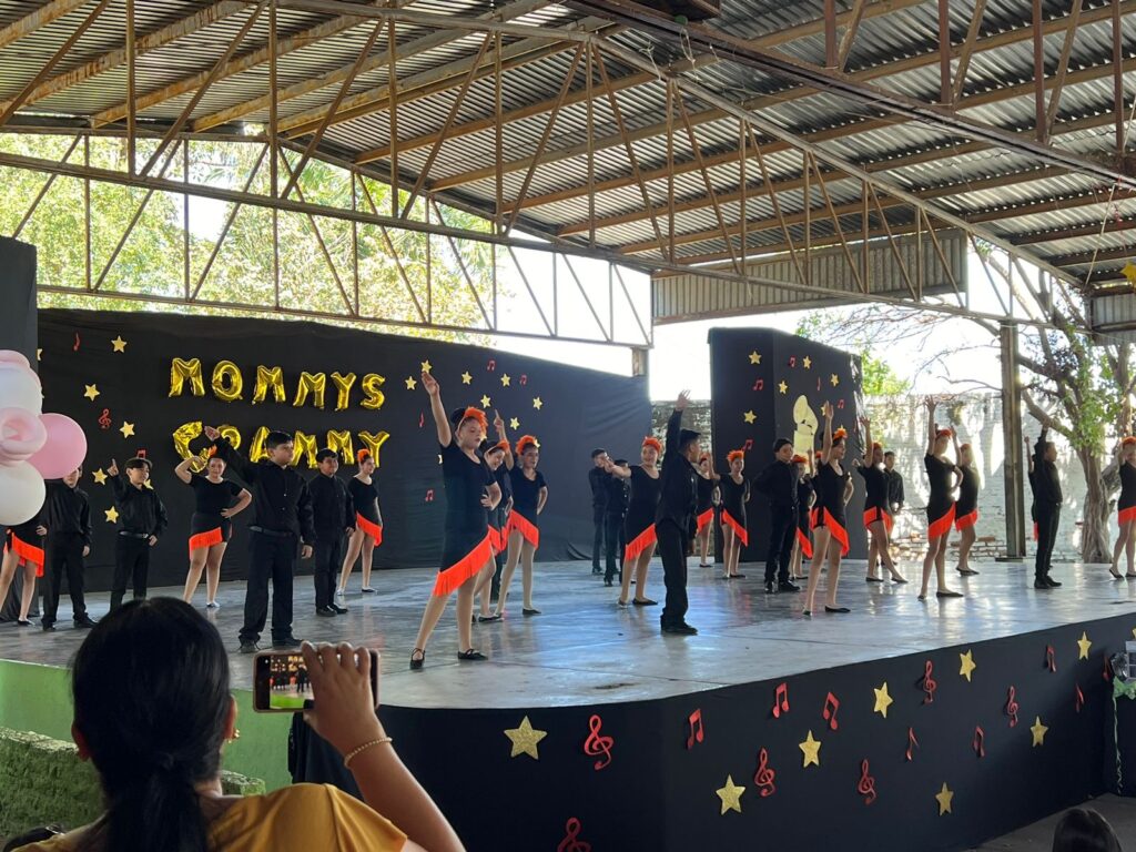 Niños bailando en primaria de Mazatlán por festival del Día de las Madres