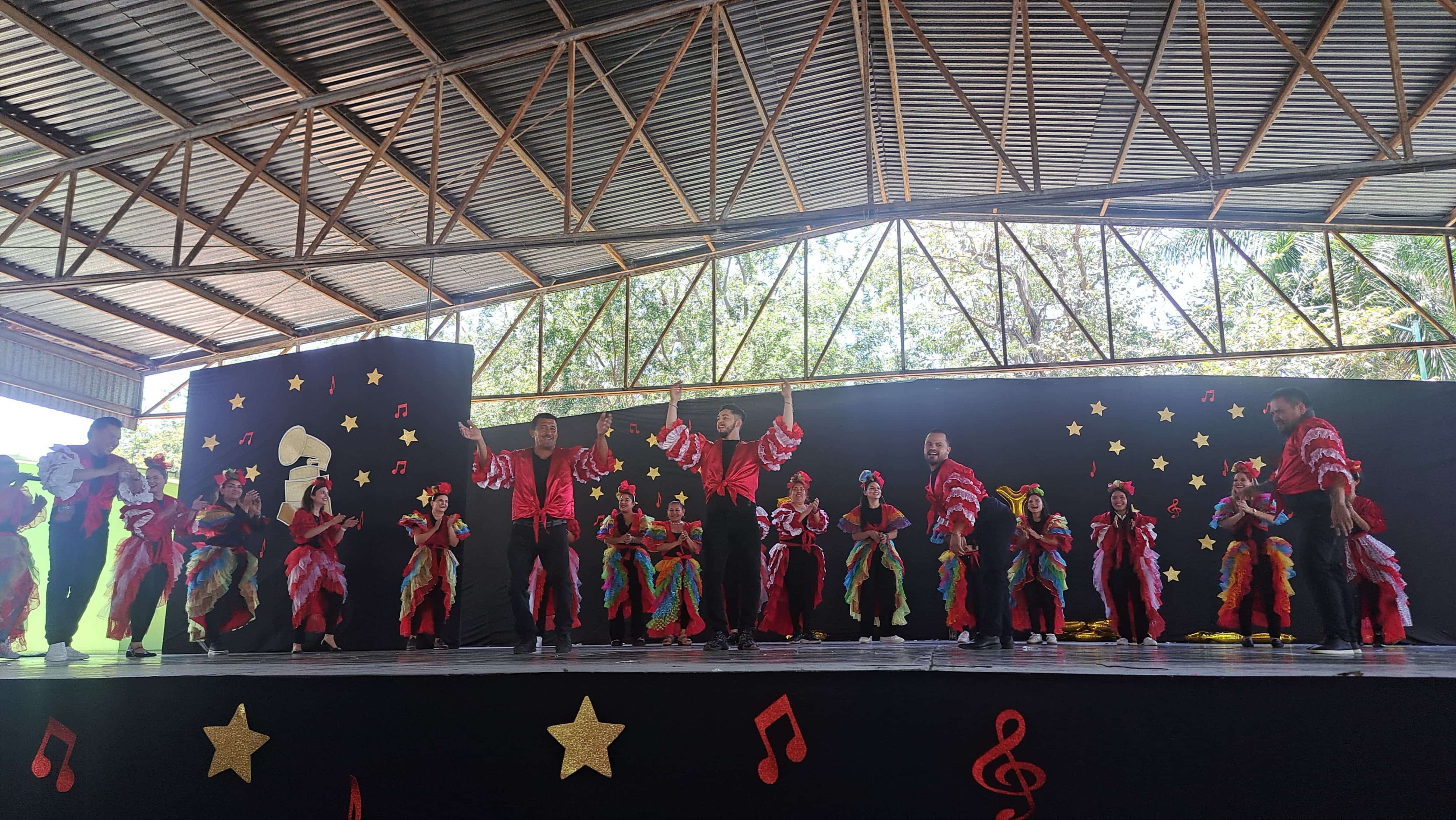 Maestros prepararon número especial para el festejo del Día de las Madres