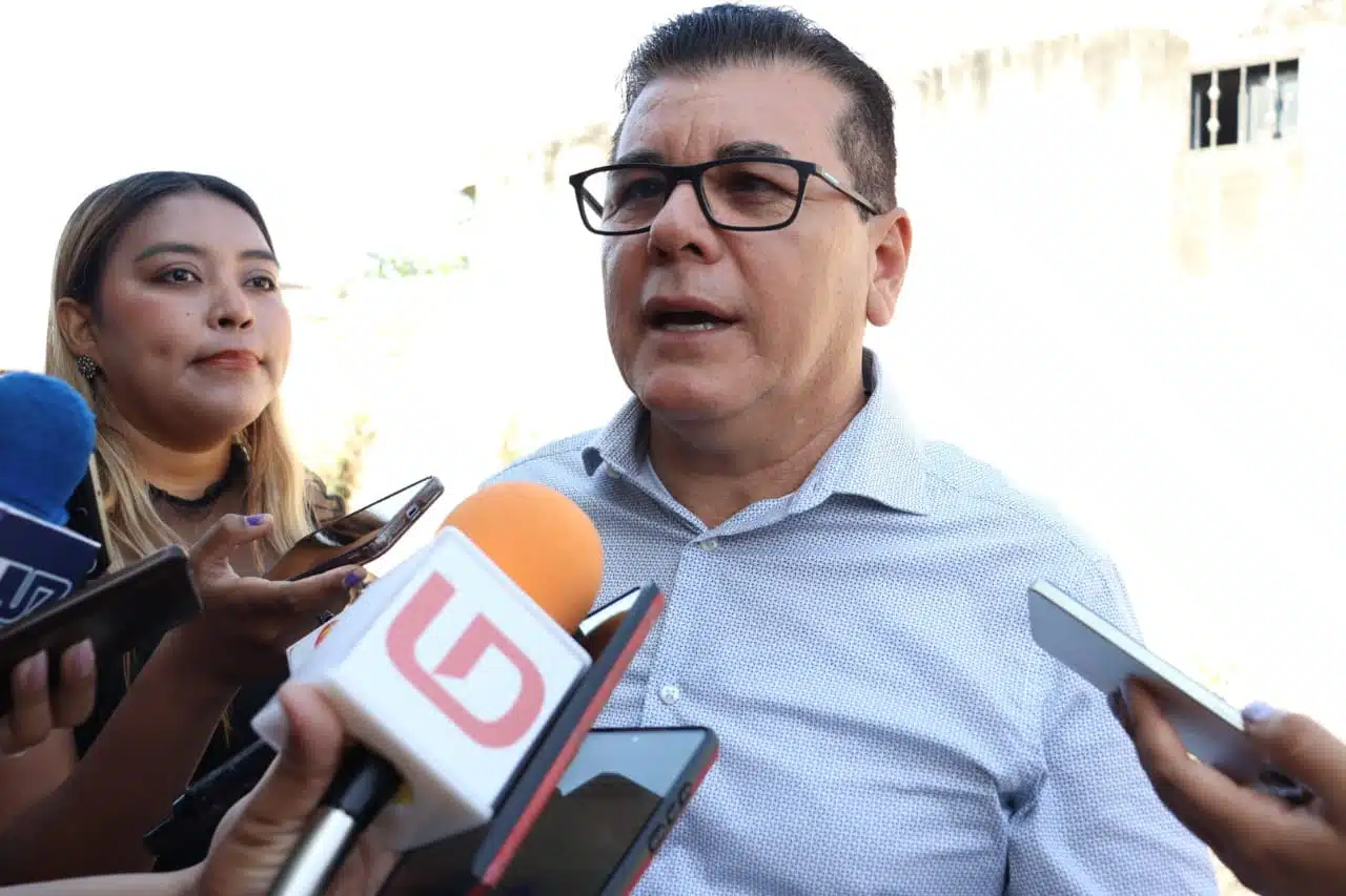 Alcalde de Mazatlán, Edgar González Zataráin hablando para los medios