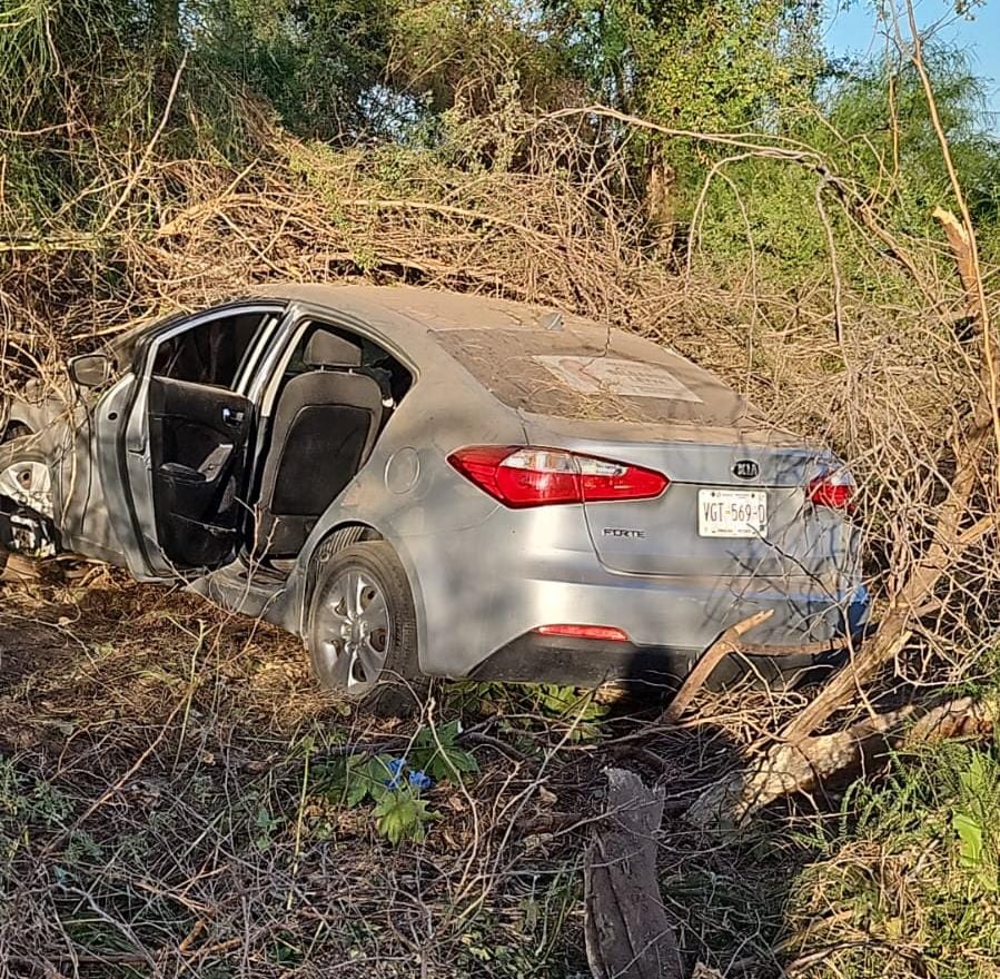 Carro se impactó contra un árbol cuando su conductor perdió el control
