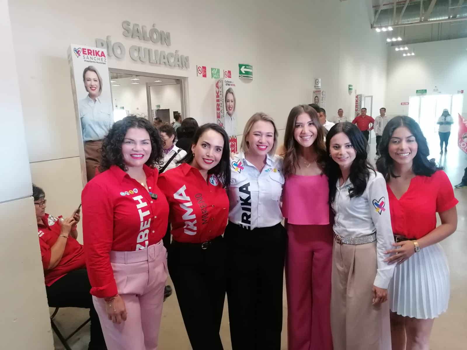 Érika Sánchez y Paloma Sánchez se reúnen