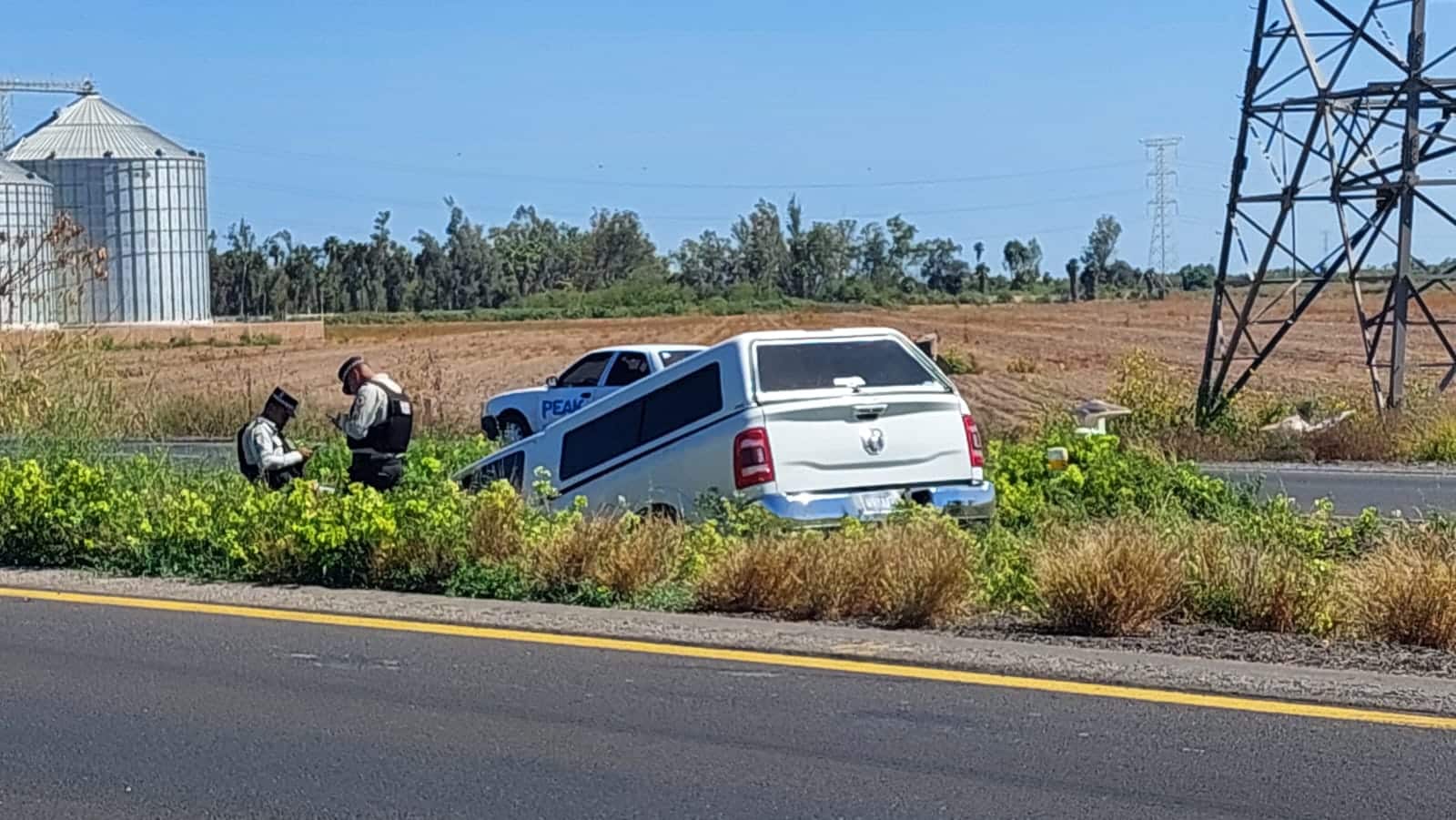 Camioneta cae entre matorrales centrales de la carretera internacional México 15