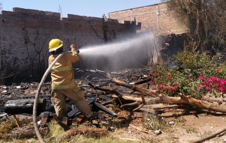 bombero intenta apagar incendio de un predio