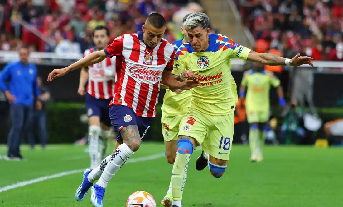 'Piojo' Alvarado y 'Chicote Calderón disputando un balón
