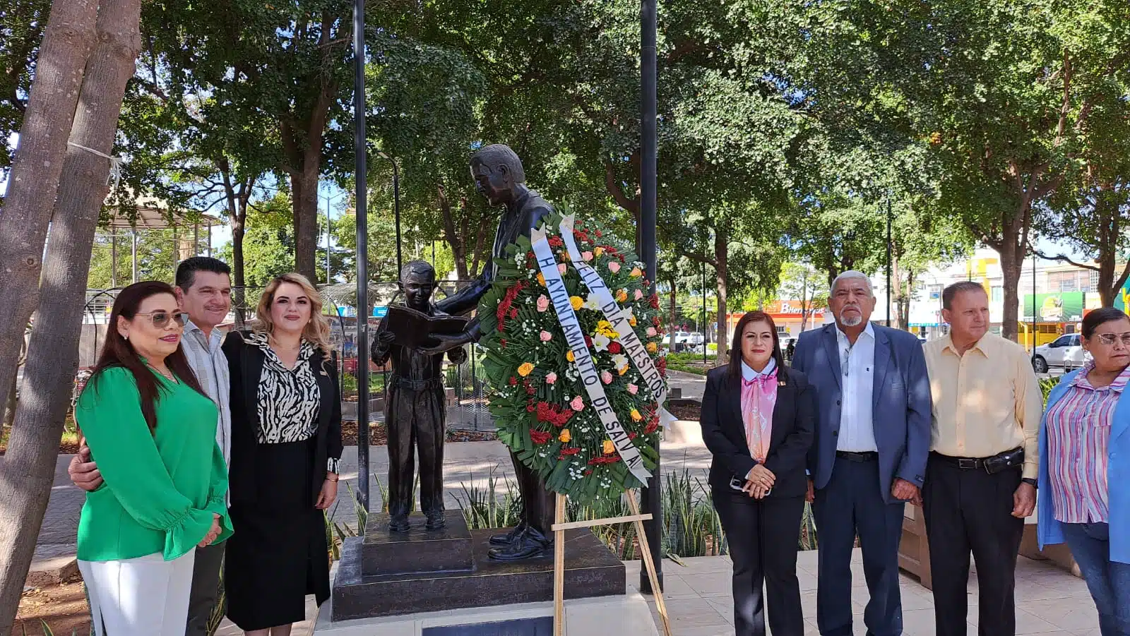 Alcalde de Guamúchil agradece a maestros su labor en su día