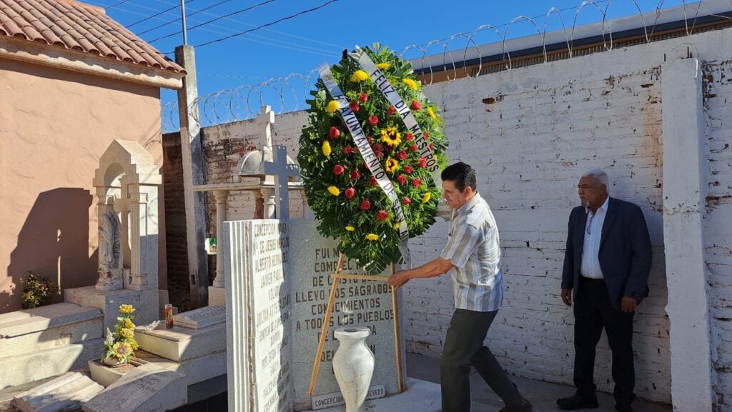 Alcalde de Guamúchil agradece a maestros su labor en su día