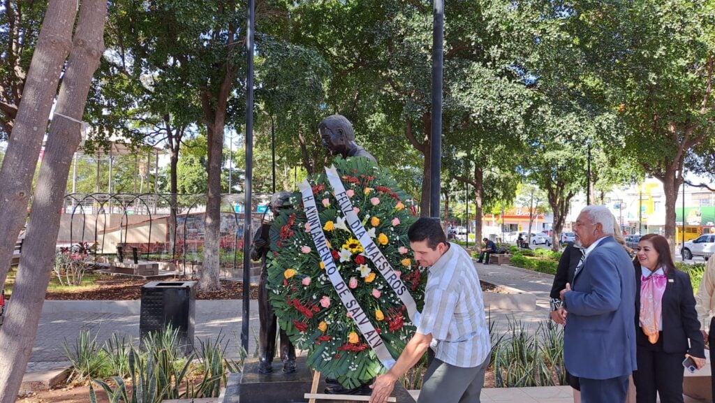 Alcalde de Guamúchil agradece a maestros su labor en su día