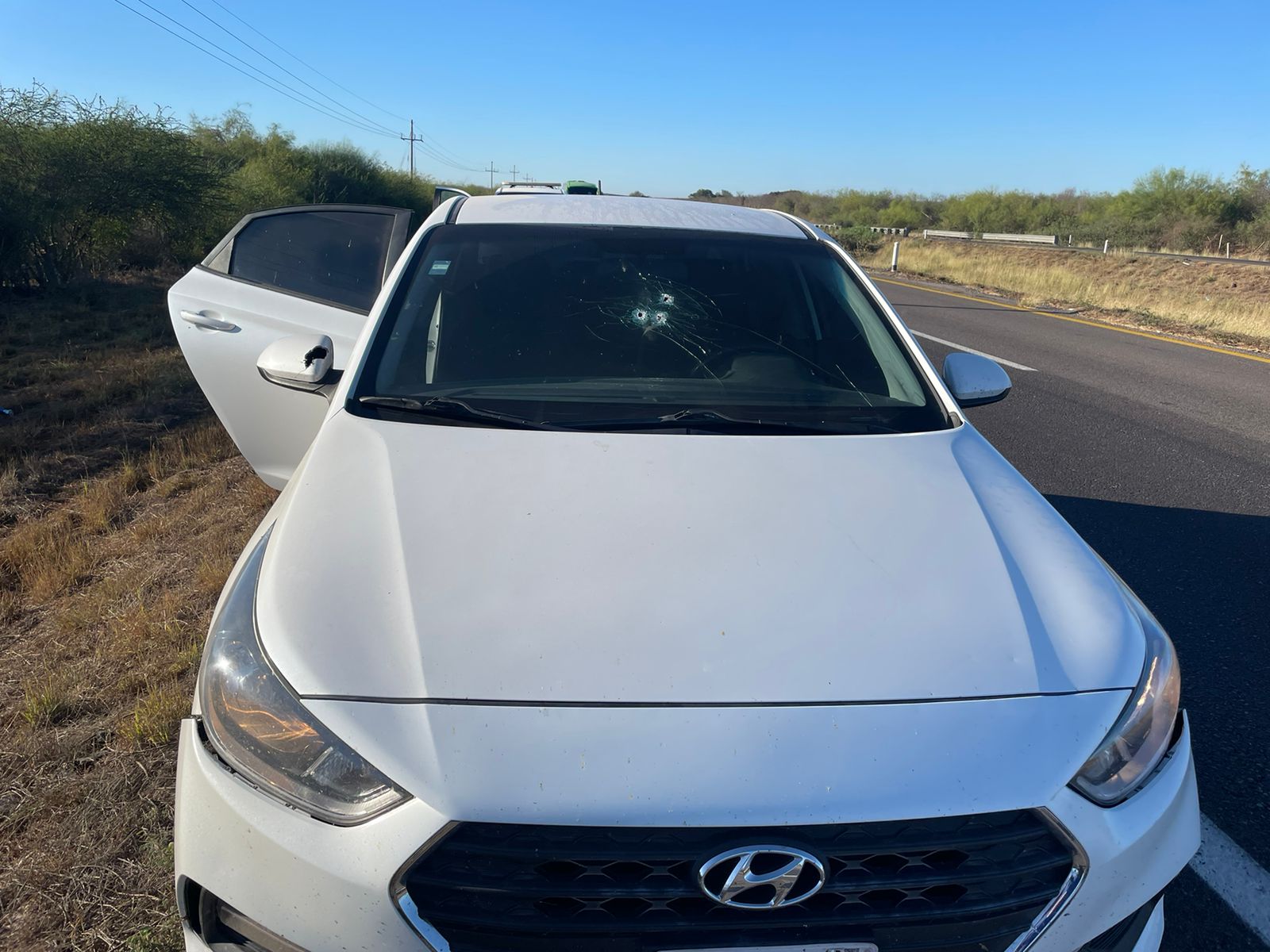 Vehículo sedán con impactos de bala sobre la carretera Mazatlán-Culiacán