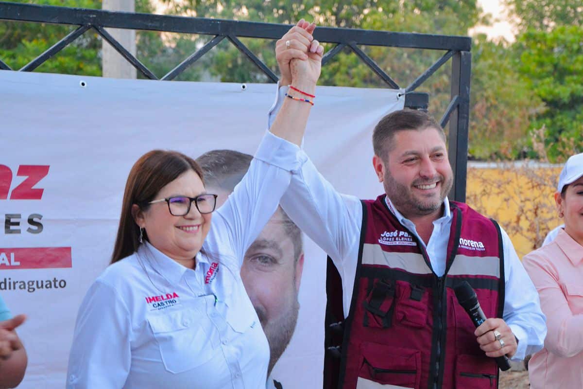 José Paz López Elenes junto a Imelda Castro Castro con población de Badiraguato