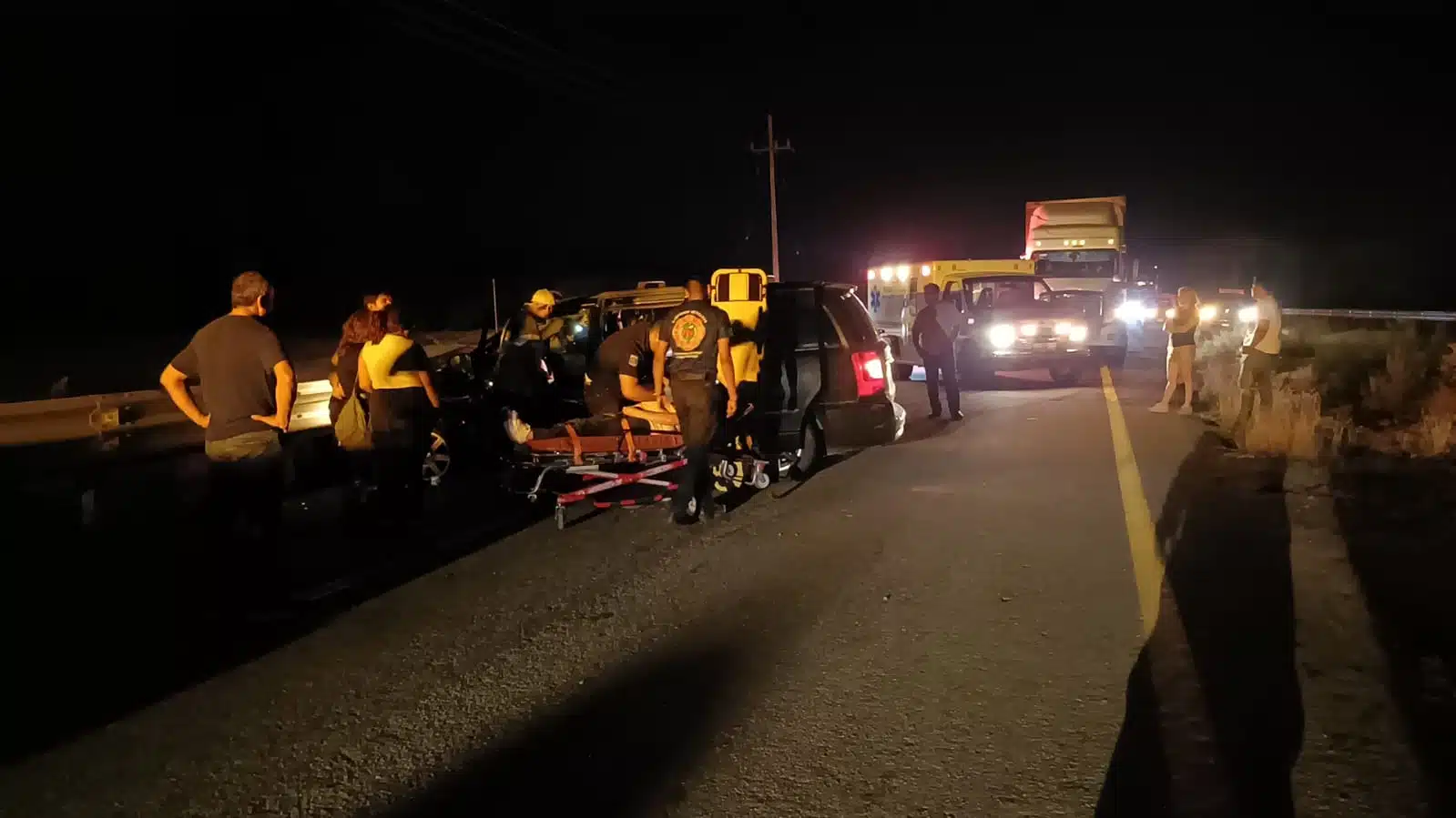 Tres tripulantes de una camioneta resultan con lesiones leves por lo que fueron trasladados al Hospital del IMSS Bienestar de Villa Unión, Mazatlán.
