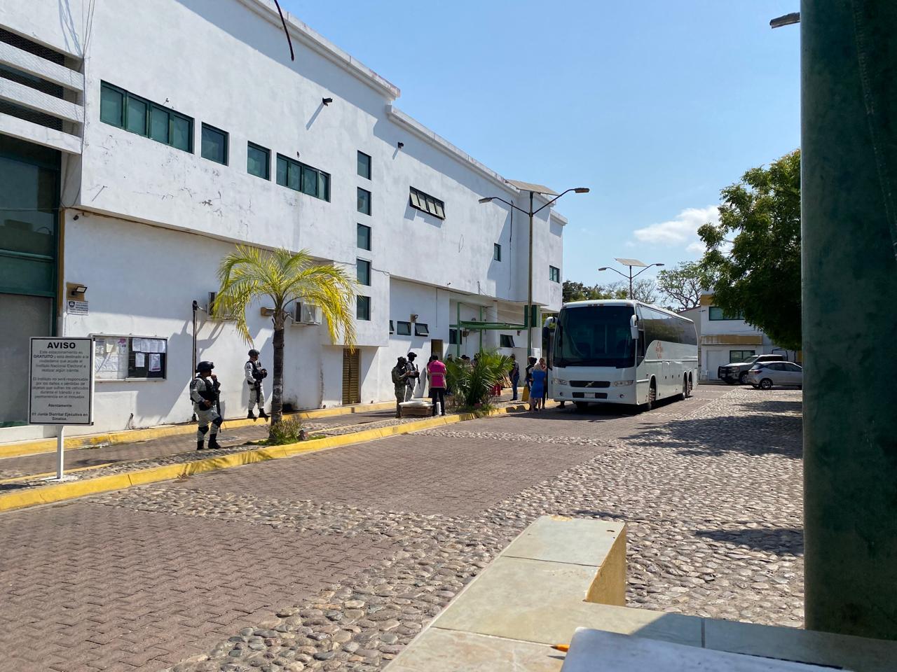 Autobús cargado de paquetes electorales