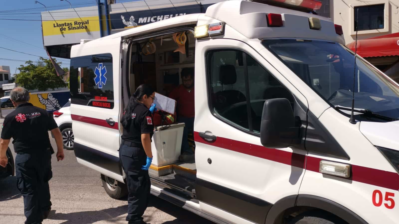 Dos paramédicos en una ambulancia de Summa tras dar atención prehospitalaria a un motociclista en Los Mochis