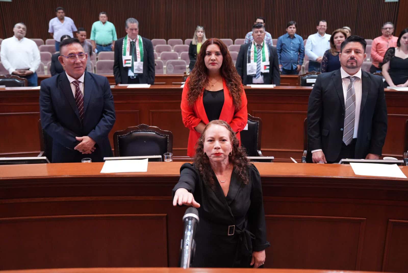 Mujer tomando protesta en el Congreso del Estado