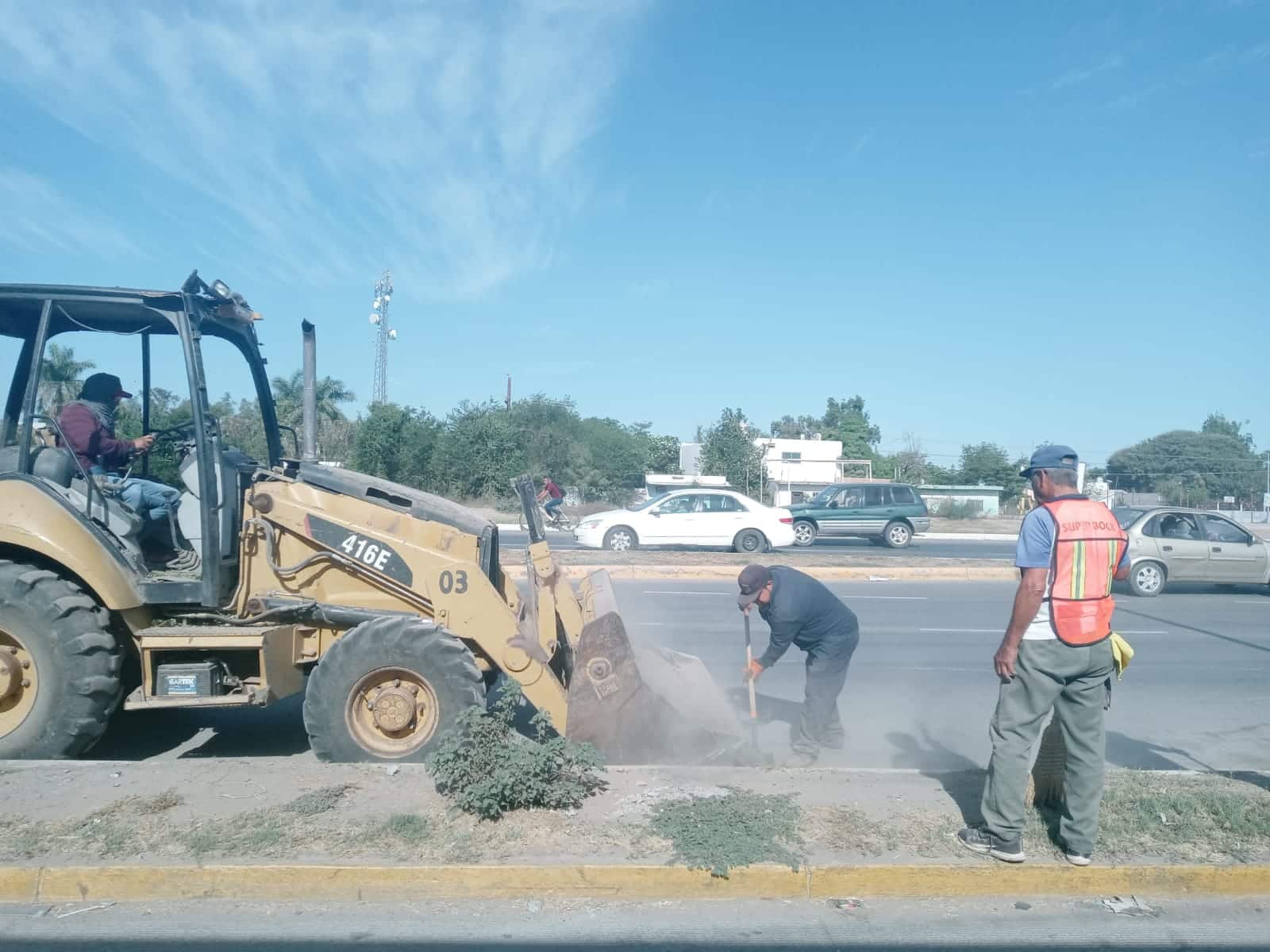 Tres personas del Ayuntamiento de Guasave realizando laboras de limpieza
