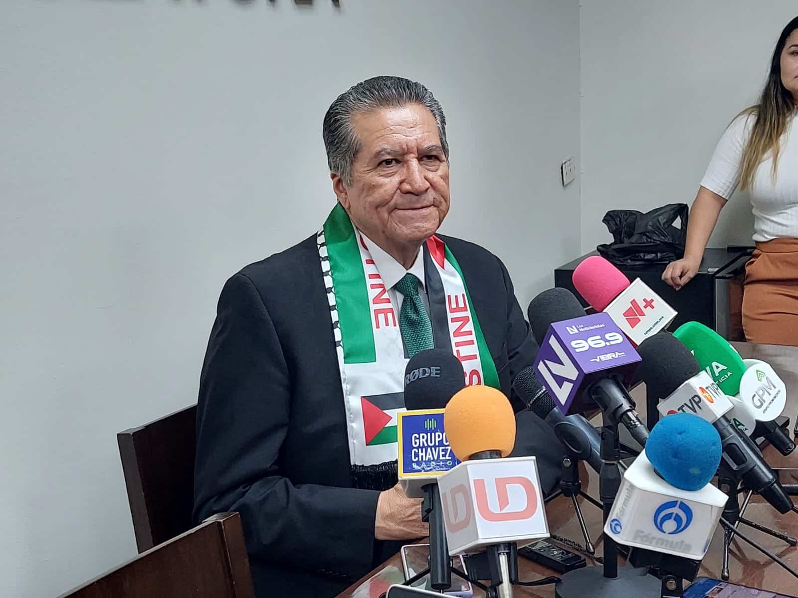 Diputado político en entrevista para los medios