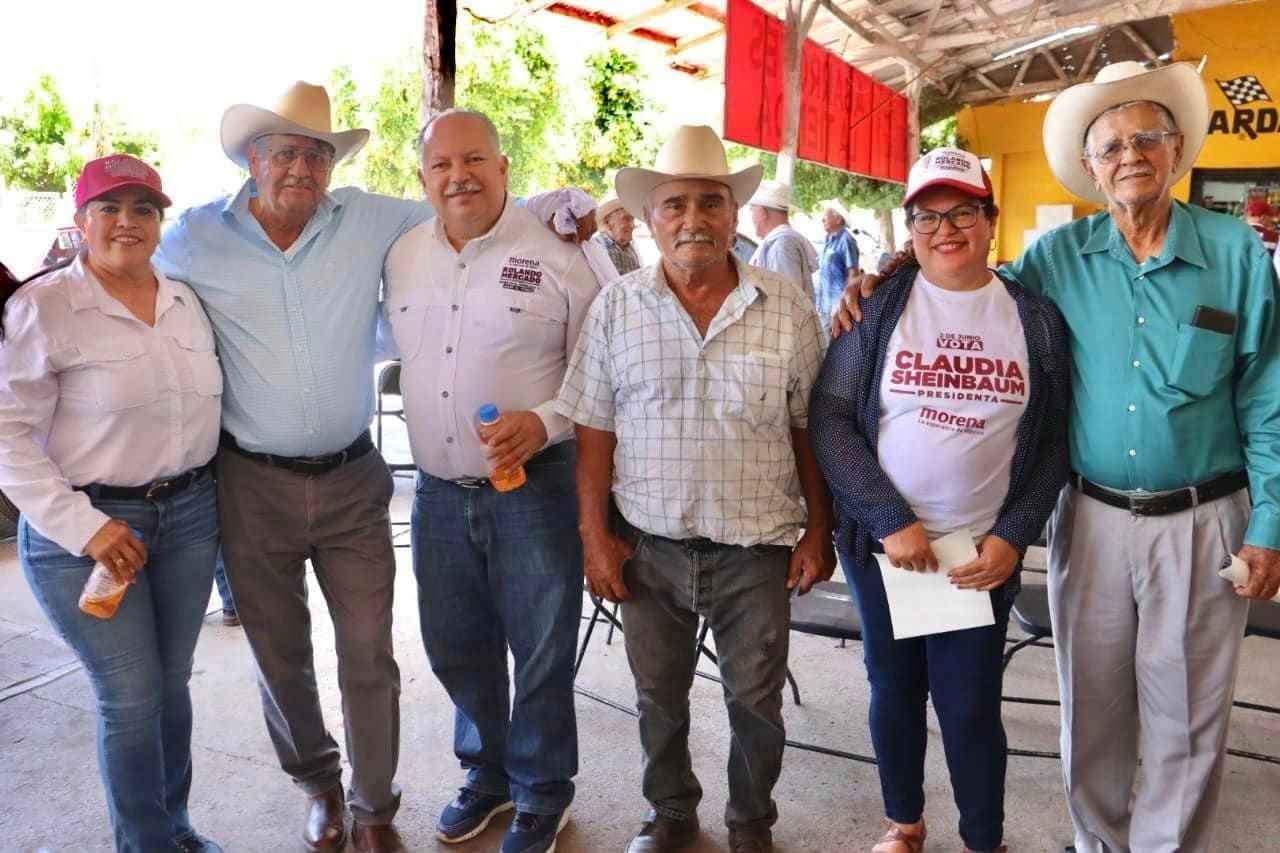 Líder de partido político en compañía de la sociedad en el municipio de Sinaloa.