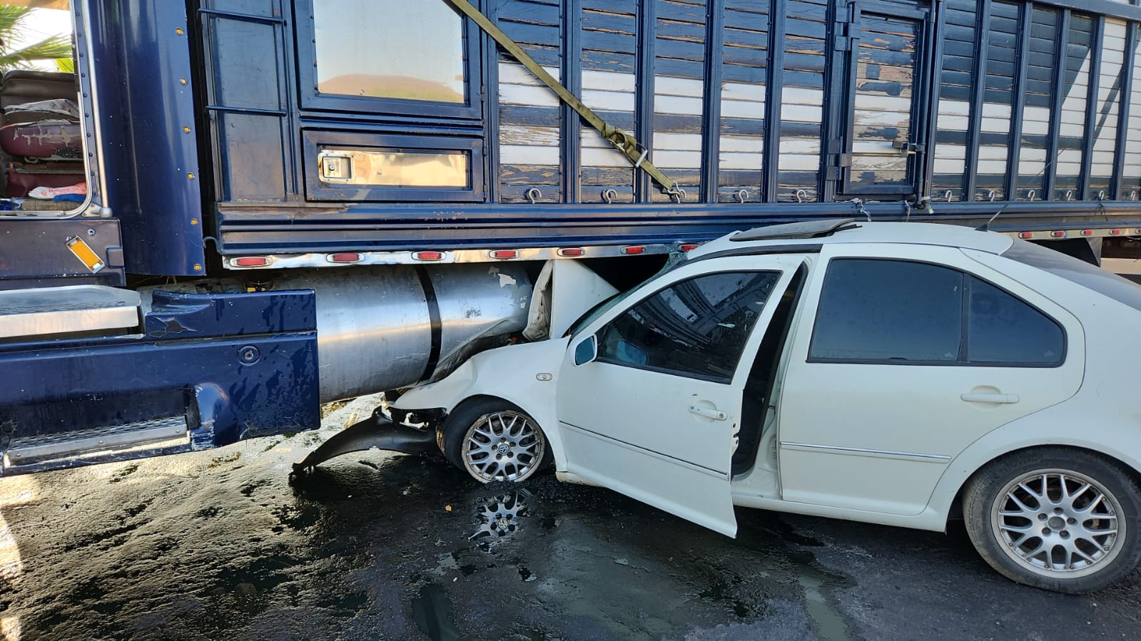 Automóvil prensado y debajo de un torton en la carretera México 15 a la salida sur de Culiacán.