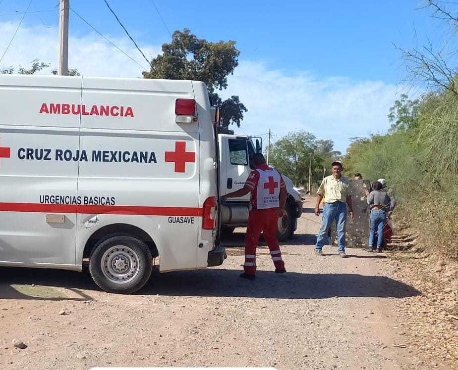 Cruz roja traslada a lesionado en accidente
