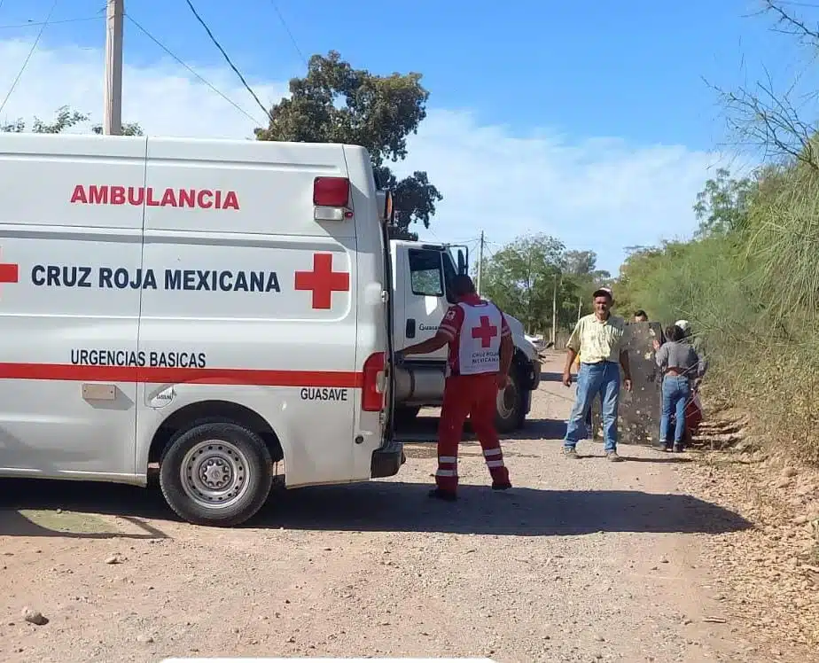 Cruz roja traslada a lesionado en accidente