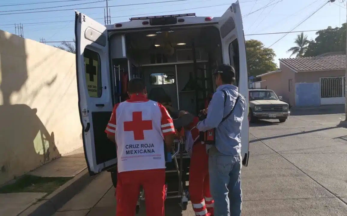 Elementos de la Cruz Roja atienden a joven lesionado en accidente en Los Mochis