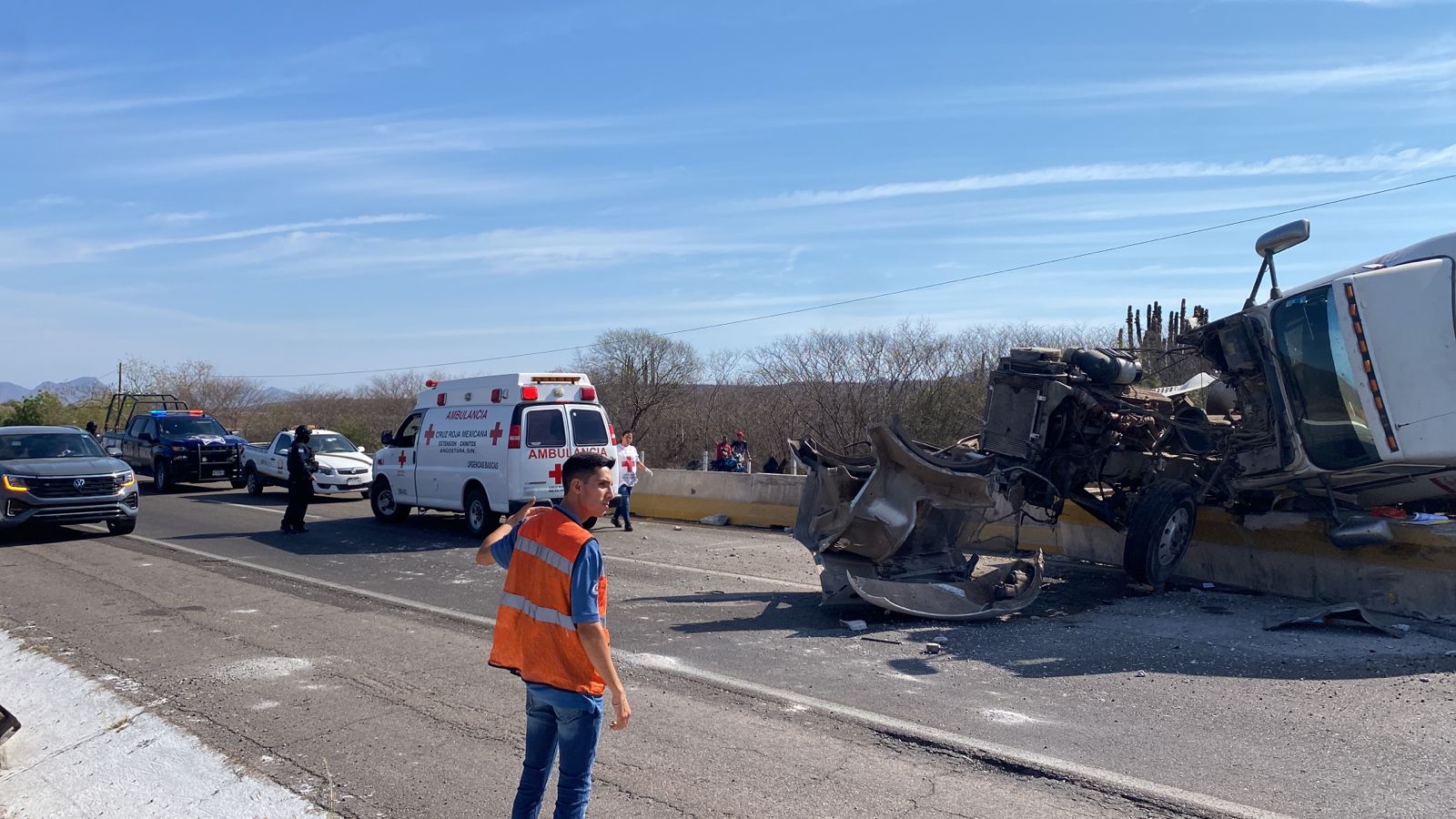 Ambulancia de la Cruz Roja y tráiler accidentado