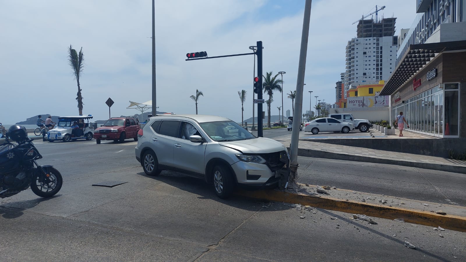Camioneta Nissan X Trail gris tras choque
