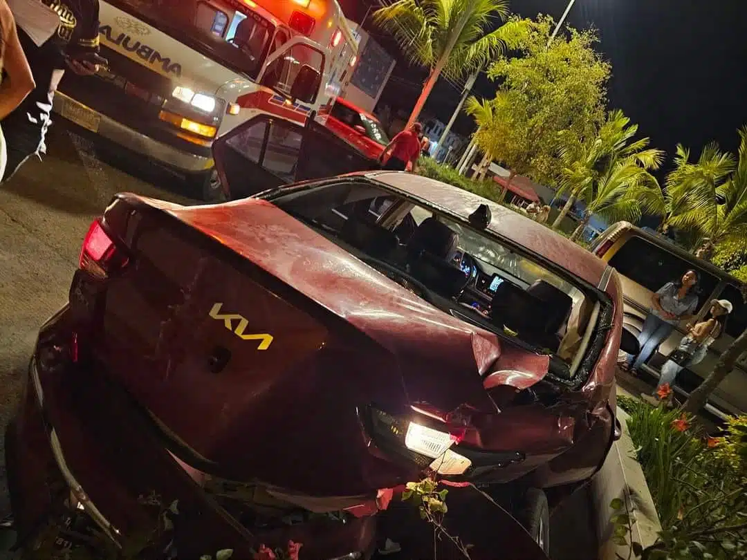 Automóvil Kia Río rojo tras accidente