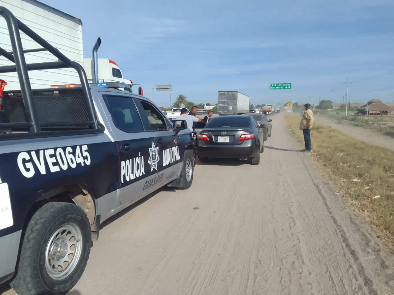 Policía Municipal de Guasave en la carretera México 15 donde ocurrió accidente