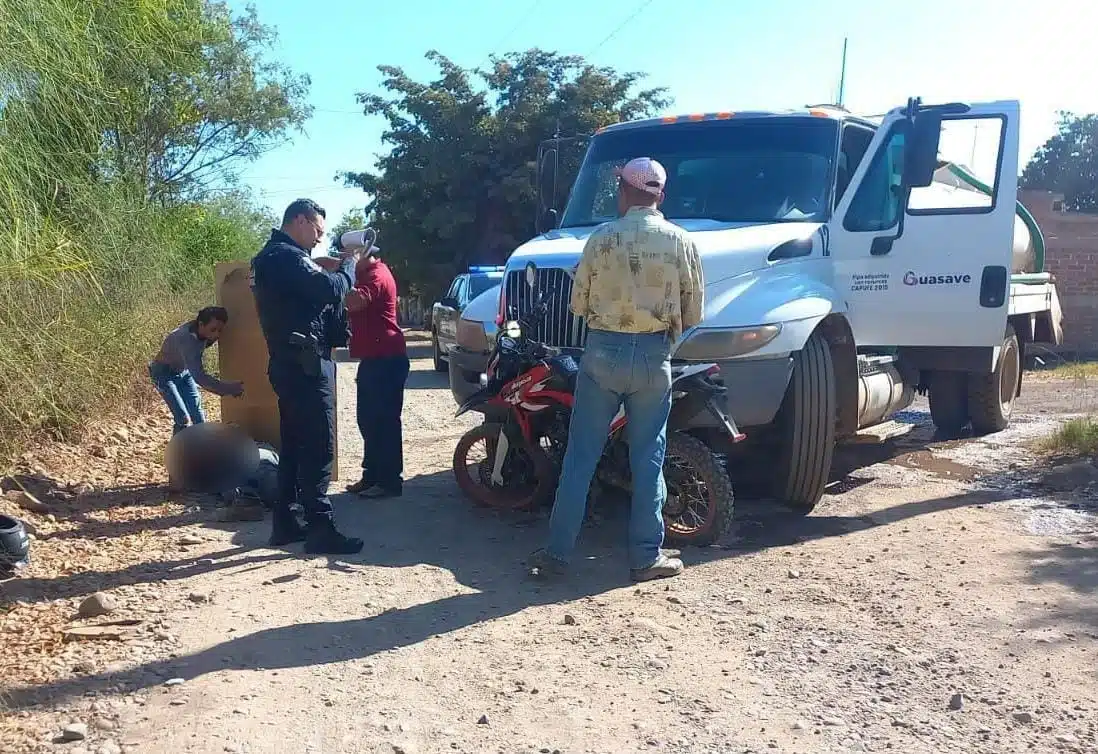 Choque de motociclista contra una pipa del Ayuntamiento de Guasave
