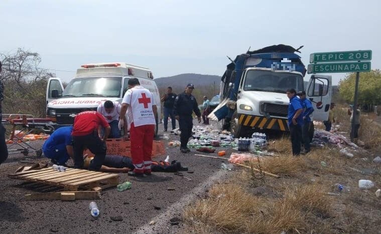 Paramédicos de la Cruz Roja atienden a lesionados en accidente