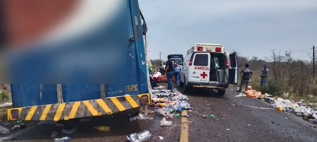 Paramédicos de la Cruz Roja atienden a lesionados en accidente