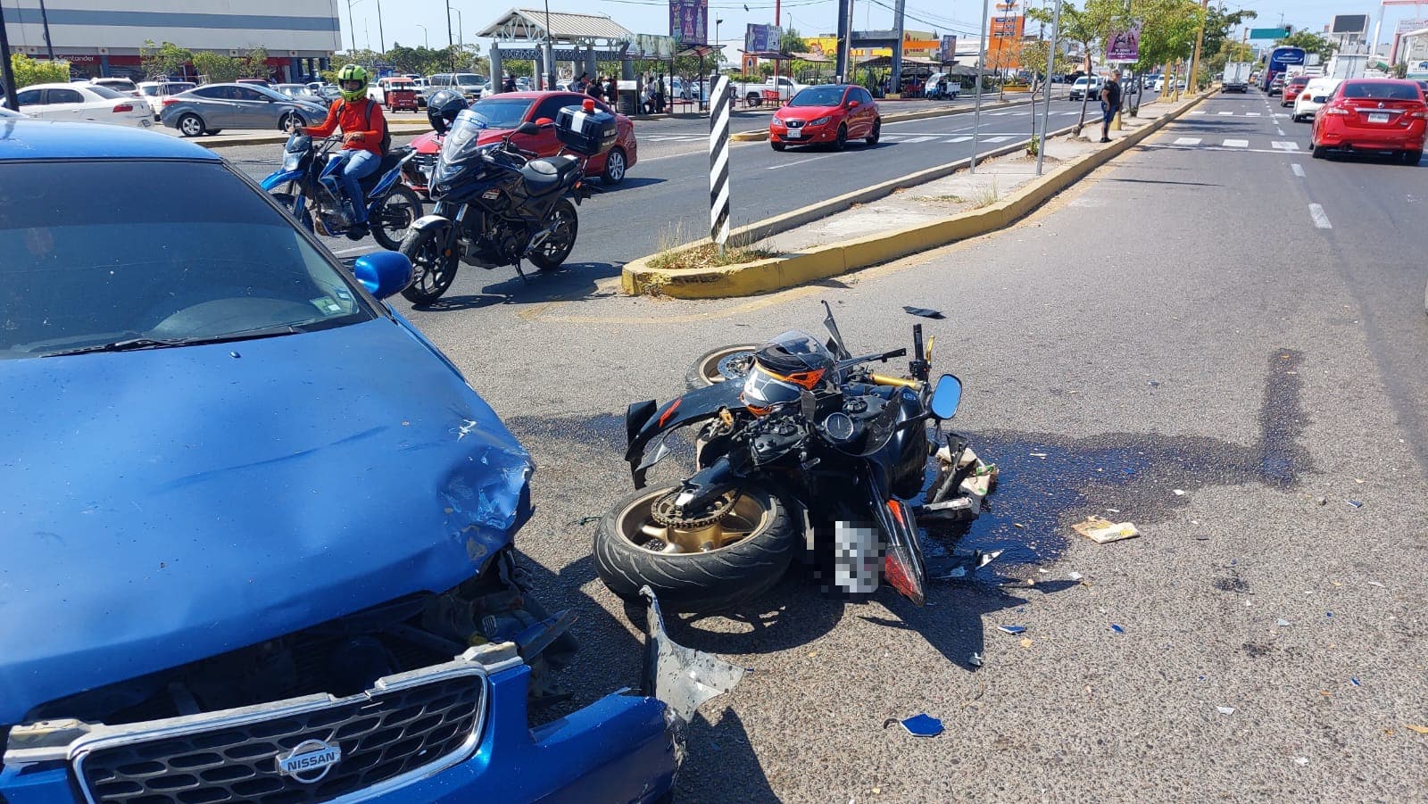Choque entre automóvil y motocicleta