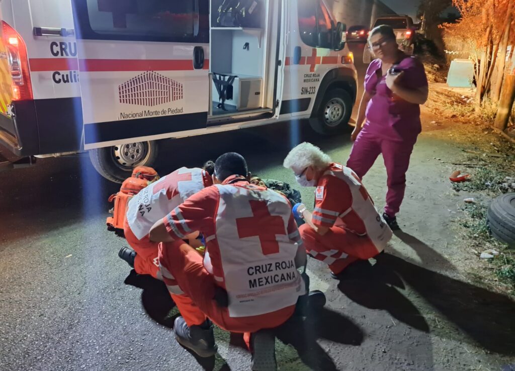 Paramédicos de la Cruz Roja Culiacán brindaron los primeros auxilios al lesionado.