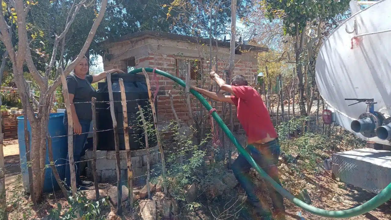 Entrega de agua en pipas a comunidad de El Fuerte