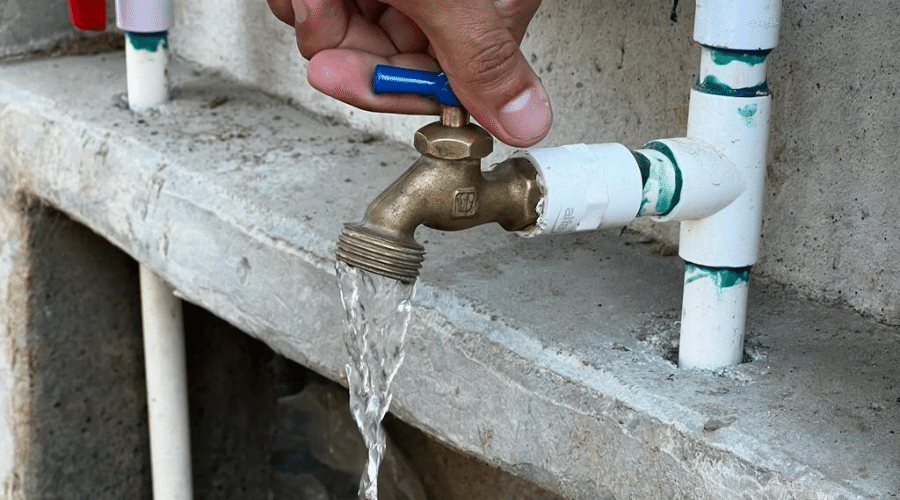 Agua de la llave con poco líquido