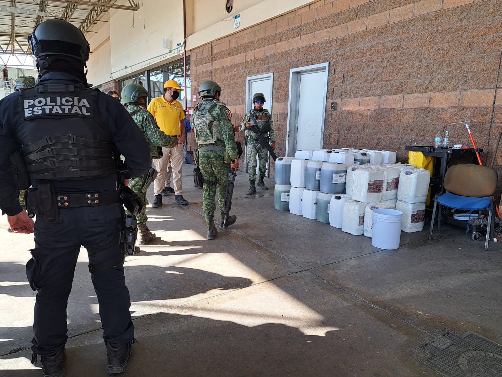 Elementos de Protección Civil, Policía Estatal (PEP), Ejército Mexicano y Guardia Nacional en central de camiones de Culiacán