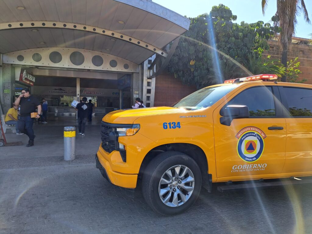 Elementos de Protección Civil en central de camiones de Culiacán