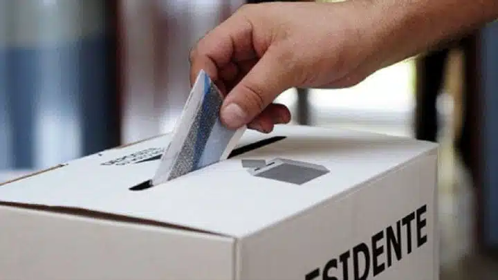 Persona ingresa voto a urna