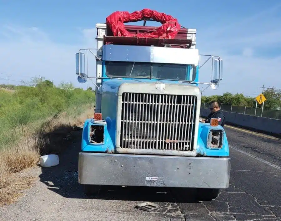 Camión abandonado y chocado fue encontrado por la carretera en Guasave