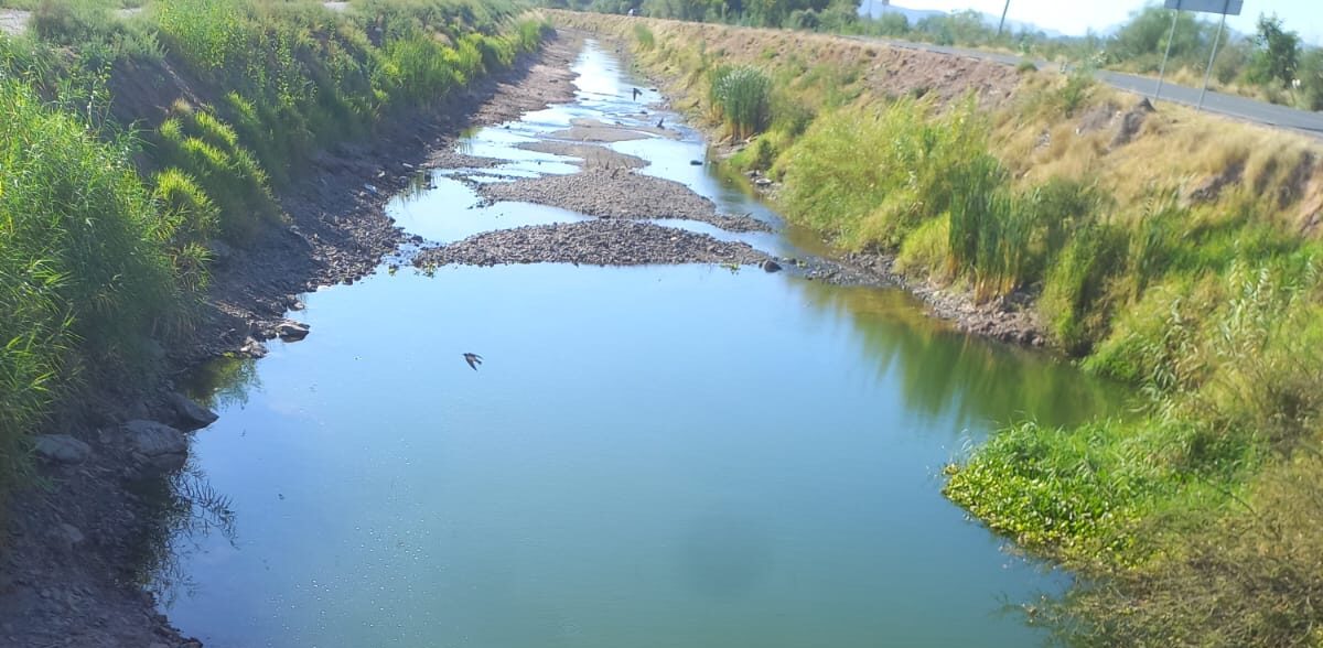 Canal con poca agua que abastece la comunidad La Constancia
