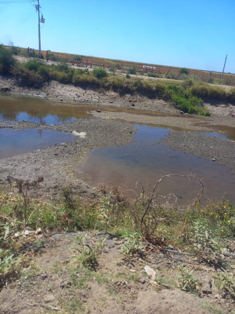 Canal con poca agua que abastece la comunidad La Constancia