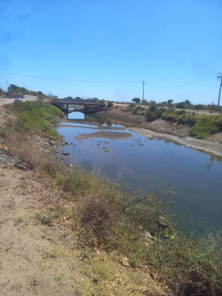 Canal con poca agua que abastece la comunidad La Constancia