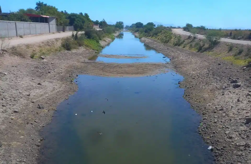 Canal con poca agua que abastece la comunidad La Constancia