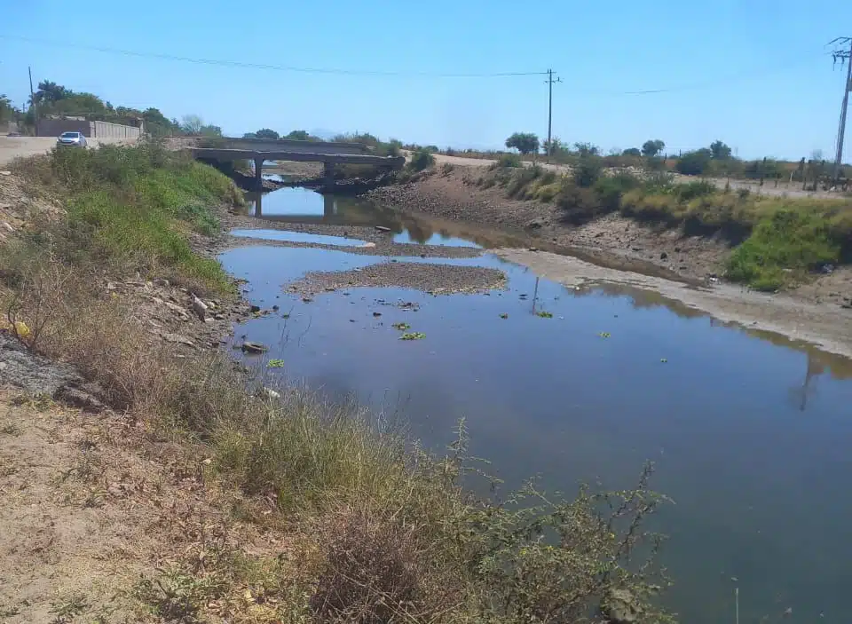 Canal con poca agua que abastece la comunidad La Constancia