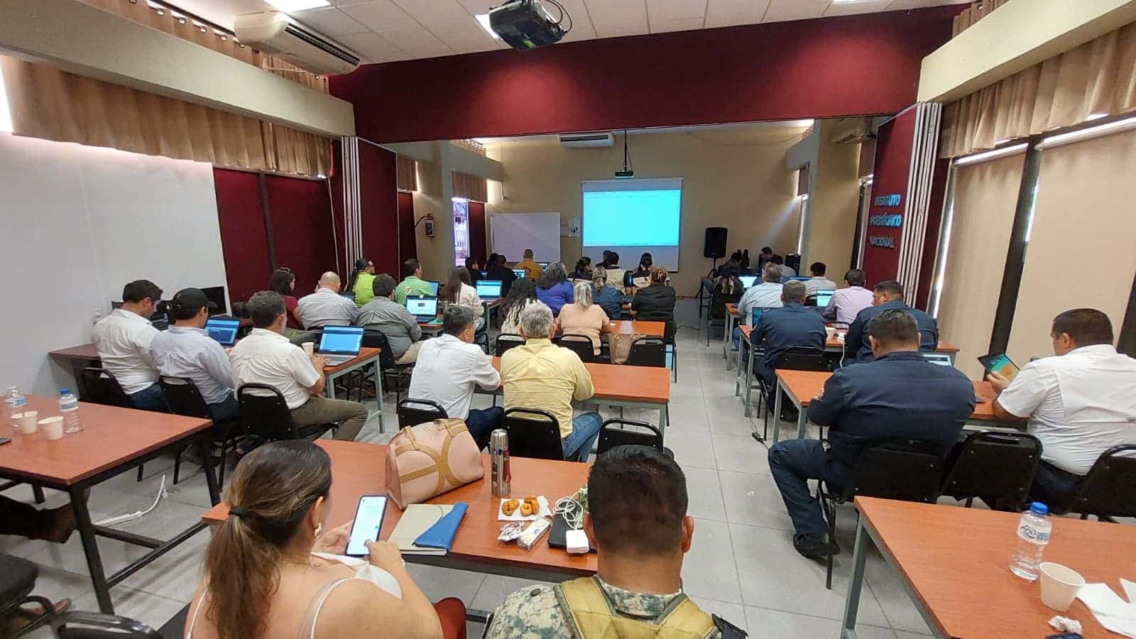capacitan a cuerpos de emergencias ante posibles situaciones en Ahome